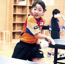 張本智和さんは、なんと小学生にして卓球総合メーカーの契約選手です。 もちろん、そのメーカーのアイテムを使用するのですが、契約料も発生しているハズです。 恐るべし、小学生です（笑） 張本智和さんの使用ラケットは「ギャラクシャカーボン fla. å¼ æœ¬æ™ºå'Œ10å²å¦¹å¦¹è±ªå–åè¿žèƒœç¢¾åŽ‹æ—¥æœ¬é˜Ÿå‹ å³å°†äº®ç›¸å›½é™…èµ›åœº é›ªèŠ±æ–°é—»