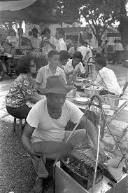 National Day Parade 1966 At The Padang Satay Seller And Other Hawkers At The Esplanade Doing Brisk Busine Singapore Photos History Of Singapore Singapore Art