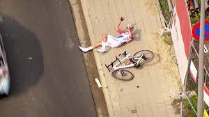Der superstar aus den niederlanden kann aber nach bangen momenten wieder aufstehen. Sturz Von Mathieu Van Der Poel Uber Den Lenker Abgestiegen Radsport Video Eurosport