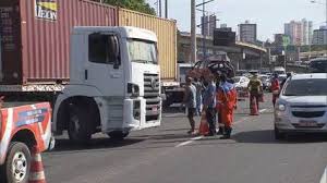 Assistir bahia x santos ao vivo hd 25/02/2021 grátis. Batida Entre Carro E Caminhao Deixa Transito Congestionado Na Br 324 Bahia G1