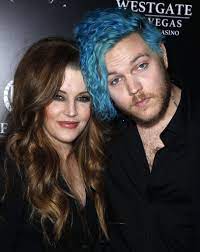 In a 2012 interview with cmt, lisa marie spoke about her debut show at nashville's. Private Zeremonie Familie Beerdigt Benjamin Keough 27 Promiflash De