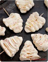 Les Sucettes Sapins Meringues Noel Idee Recette Noel Noel Cuisine Recettes De Cuisine