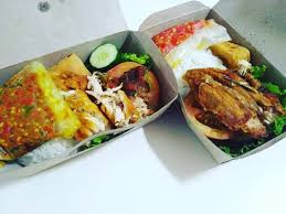 Ayam penyet merupakan kulineran yang pasti disukai para pecinta pedas. Lunch Box Ayam Penyet Fresh Homemade Original Sambal Indonesia Food Drinks Instant Food On Carousell