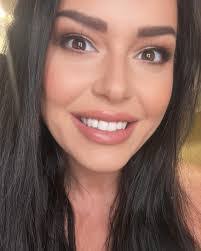 Lynn Miles's Instagram, Twitter & Facebook