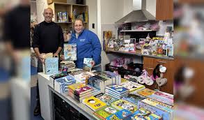 Rotary Wageningen Bergpoort doneert 200 kinderboeken aan de Speelgoedbank