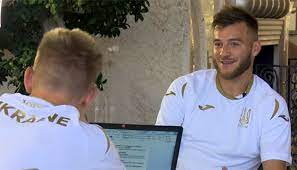 На поле может выступать на позиции флангового полузащитника или форварда. Yarmolenko V Detstve Moim Kumirom Byl Andrej Shevchenko