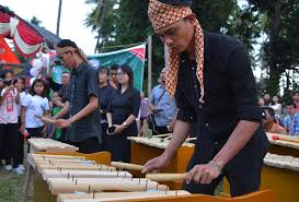 Kolintang atau kulintang adalah alat musik pukul khas suku minahasa yang terbuat dari kayu. Infopublik Alat Musik Kolintang