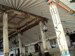 Tiang Blandar Teras Masjid Gede Kauman Dari Kayu Jati Berukir Yang Artistik Dalam Paduan Warna K Foto De Kauman Grand Mosque Yogyakarta Tripadvisor