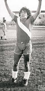 Argentinos juniors was definitely settled up in la paternal neighbornood in 1925, where the club maradona was sold to boca juniors in 1981 for a fee of £1 million. A 44 Anos Del Debut Del Diego
