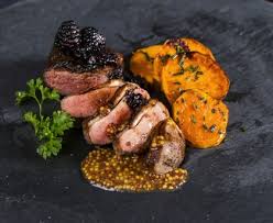 Magret De Canard A La Moutarde Et Patate Douce Rotie Recette De Magret De Canard A La Moutarde E Plat Gastronomique Recettes De Cuisine Recette Gastronomique
