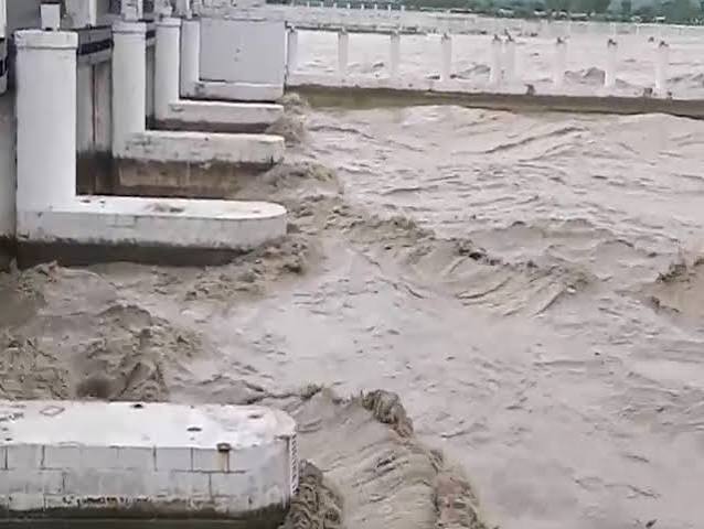 Bihar Flood more than 3 lakh cusecs of water released from Valmiki Nagar Barrage Gandak river in spate | Bihar Flood: वाल्मीकि नगर बराज से छोड़ा गया 3.42 लाख क्यूसेक पानी,गंडक नदी