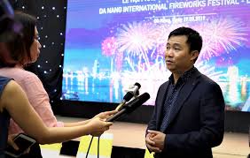 Đỗ thanh hải cũng là đạo diễn, chỉ đạo sản xuất, viết kịch bản cho nhiều chương trình hài của đài truyền hình việt đạo diễn đỗ thanh hải là tên tuổi lớn của làng phim việt nam. Tá»•ng Ä'áº¡o Diá»…n Ä'á»— Thanh Háº£i Báº­t Mi Ä'iá»ƒm Háº¥p Dáº«n Lá»… Há»™i Phao Hoa Quá»'c Táº¿ Ä'a Náºµng 2019 Viá»‡t Nam Má»›i