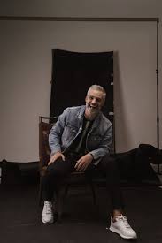 La tarde del lunes, se reportó que el actor, de 43 años de edad, trabajaba en las grabaciones de una serie cuando. Juan Pablo Medina His Rise To Mainstream And The Fragility Of Being An Actor Badhombre Magazine