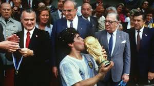 In 1984, maradona played a fundraising match in one of the poorest suburbs of naples to aid a sick child in need of an expensive operation. Diego Maradonas Korper Darf Laut Einem Gericht Nicht Verbrannt Werden Stern De
