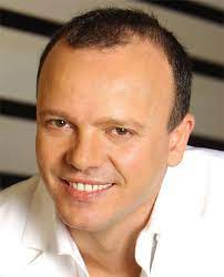 Gigi d'alessio no, sarebbe troppo. Gigi D Alessio La Biografia Del Cantautore Napoletano