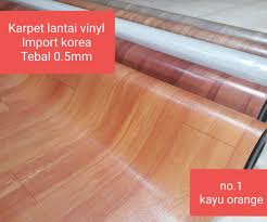 Dengan karpet lantai motif kayu, rumah tentunya akan terasa lebih natural dan lebih dekat ke alam. Karpet Lantai Plastik