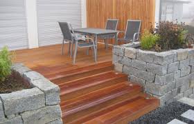 Terrassendielen aus holz oder wpc bei holzimgarten.com. Terrasse Aus Bangkirai In Kombination Mit Stein Villani Holz Im Garten Villani Holz Im Garten