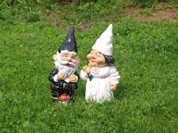 Bald Ist Wieder Zeit Im Mai Zum Heiraten Auch Bei Den Gartenzwergen Die Planung Der Hochzeit Erledigt Der Gartenzwerg Und Di Gartenzwerg Gartenfiguren Garten