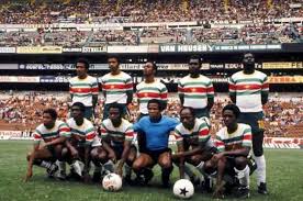 The suriname national football team (dutch: Legendarische Foto Van Het Surinaams Elftal In Mexico In 1977 Suriname Behaalde De Laatste Kwalificatieronde Voor Het Wk 78 In Arge Voetbal Argentinie Mexico