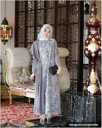 Jual baju kondangan couple, sarimbit, baju batik, baju kondangan, batik pria, batik. Adu Gaya 6 Selebgram Hijab Pakai Outfit Kondangan Abu Abu Mana Favoritmu Cewekbanget Id Line Today