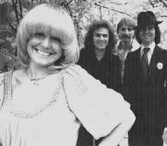 Cserhátit mint a második popgeneráció egyéniségét tartják számon, egyes kritikusok szerint kovács kati mellett a magyar könnyűzene történetének legjobb női énekhangja. Fotokon A Tragikusan Fiatalon Elhunyt Cserhati Zsuzsa Hazai Sztar Femina