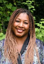 Sarah Winchell's Instagram, Twitter & Facebook