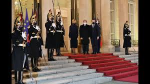 الرئيس عبد الفتاح السيسي يحضر مأدبة عشاء الدولة التي أقامها الرئيس الفرن academic dress fashion