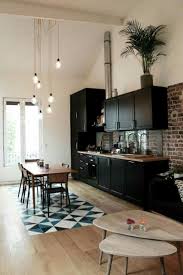 Black Kitchen Loft Features Lovely Inlaid Tile In The Hardwood Floor Defines Table Area As Do The Sev Keuken Interieur Zwarte Keukenkastjes Keuken Ontwerpen