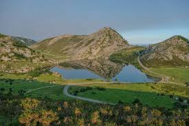The western region of asturias and especially the picos de europa national park offer you the possibility to enjoy different active tourism activities as well . Guia Para Visitar Los Lagos De Covadonga En Asturias Viajeros Callejeros
