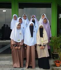 Menggunakan metode qudwah dan qur'an yaitu guru sebagai teladan yang mampu menstinulasi, memfasilitasi, memotivasi dan sebagai sumber inspirasi. Sekolah Menengah Islam Integrasi Tahfiz As Syakirin Smiit Sekolah Islam Integrasi Tahfiz As Syakirin