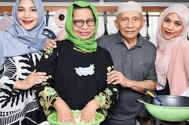 He was one of the leaders of the reform movement that forced the resignation of president suharto in 1998. Ultah Pernikahan Amien Rais Dan Kusnasriyati Dapat Hadiah Akun Youtube Bagian 1