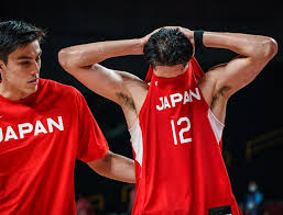 今年24歲的國際盛裝舞步騎手劉易斯·卡里爾正在備戰2024年的巴黎奧運。 他從6歲時就開始騎馬，他 他介紹說，訓練一匹馬參加盛裝舞步比賽需要多年的經驗和磨合。 例如，今年54歲的奧運馬術選手卡爾·赫斯特（carl hester）是英國馬術團隊比賽中年紀最長的。 1uc D0b7nee0cm