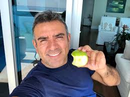 Una manzana por la mañana, es una costumbre sana 🍏. Buenos días a todos!!!  ☀️ Así empieza mi sábado, sin filtros y en paz.... y tú cómo estás???