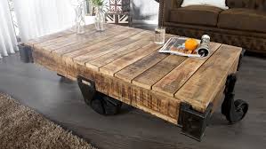 Cette table basse industrielle est abordable! Table De Salon Industriel En Bois Massif Et Metal Harry Gdegdesign