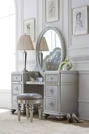 Let Our Havertys Brigitte Vanity With Mirror Make A Statement In Your Bedroom Donned In A Platinum Finish Wit Bedroom Vanity Set Simple Bedroom Bedroom Vanity