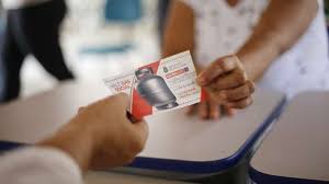 O auxílio do vale gás estima contemplar mais de 255 mil famílias de baixa renda, que sejam beneficiárias do cartão mais infância ceará; Vale Gas Social Comeca A Ser Liberado Para Bolsa Familia Entenda