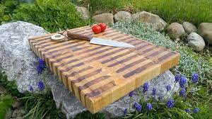 Spezialanfertigungen sind deshalb deutlich aufwendiger und damit teurer, als die objekte. Schneidebrett Aus Holz Aufarbeiten Abschleifen Und Olen Tipps Tricks