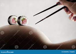 身体寿司-在一名赤裸妇女的卷库存照片. 图片包括有吟呦诗人, 赤裸, 肉欲, 女孩, 烹调, 爱好健美者- 65958496