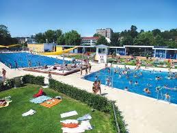 Freibad Sinsheim Es Durfen Nur Wenige Ins Wasser Sinsheim Rnz