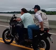 De moto, bolsonaro silencia sobre carreatas a favor do impeachment. Video Bolsonaro E Ministro Atravessam Ponte Do Abuna De Moto E Sem Capacete