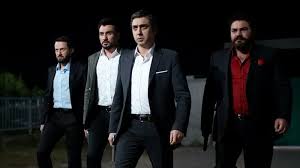 Kurtlar Vadisi Pusu Serialinda Canlandirdigi Ordinaryuis Obrazi Ilə Məshurlasan Aktyor Tarhan Kaya Koronavirusdan Vəfat E In 2020 White Man Highway Signs Suit Jacket