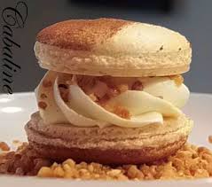 Macarons Ganache Montee Chocolat Blanc Au Safran Et Son Pralin Croquant Dans La Cuisine De Cabaline Recette Macaron Macaron Saveurs Macaron