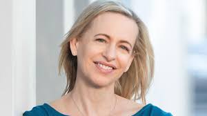 Lisa Pennell's Instagram, Twitter & Facebook