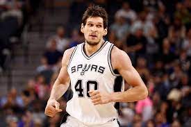 Spurs Coach Has To Use Giant Oar To Guard Boban Marjanovic Boban Marjanovic Spurs Coach Coach Us