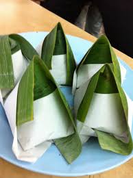Daun pisang,ambil yang daunnya baik,tidak robek,nanti kita gunakan sebagai alas untuk cara penyajian nasi yang berdaun pisang,bentuk bisa sesuai gambar yang sudah matang di atas. Nasi Lemak Bungkus Daun Pisang Shah Alam Soalan Mudah 13