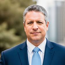 Leonard Martinez's Instagram, Twitter & Facebook