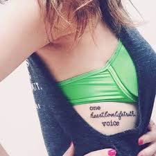 You can also combine the love quote with roses, stars, and other patterns for a rich and colorful effect. Side Tattoo On De Elizabeth Saying One Heart One