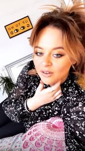 Emily atack is the latest celebrity to jump on the diy haircut trend that has been taking over during the coronavirus lockdown. Inside Emily Atack S New Comfortable Home As She Continues To Flee Alone Fr24 News English
