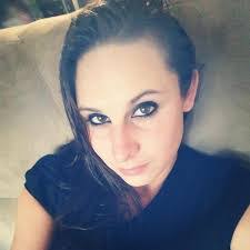 Amanda Henault's Instagram, Twitter & Facebook