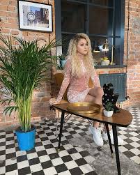 Kariera muzyczna sylwii przybysz rozpoczęła się w 2012 roku od wykonywania coverów i udostępnianie ich na swoim oficjalnym kanale w serwisie youtube. Sylwia Przybysz Sylwiaprzybysz Zdjecia I Filmy Na Instagramie Fashion Style Lace Skirt